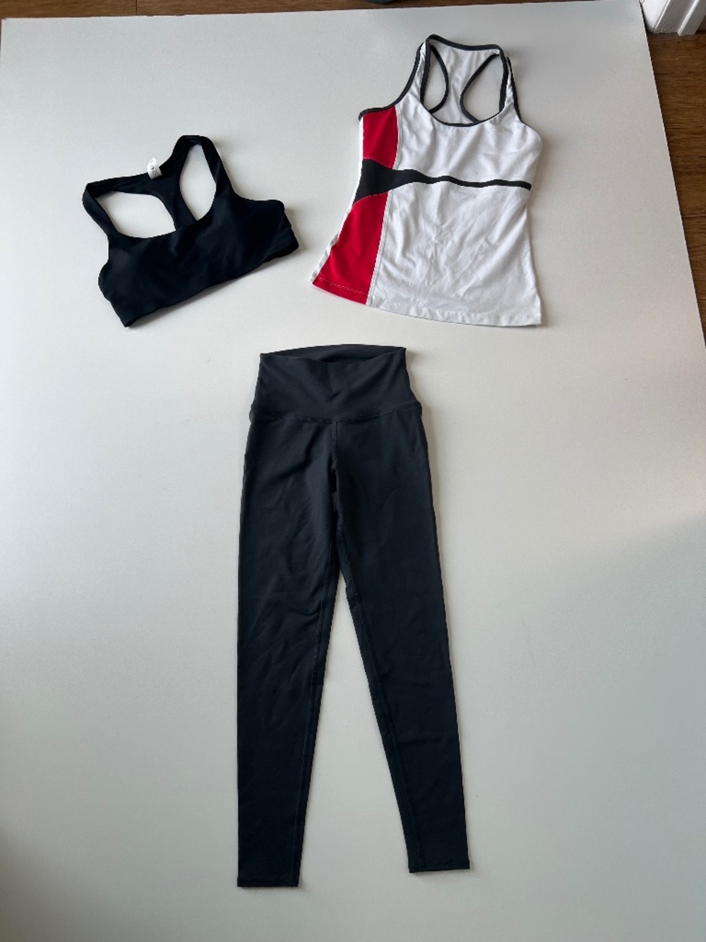 0075 Alo yoga black sport bra M, grey legginngs XXS & Sofibella tank XS